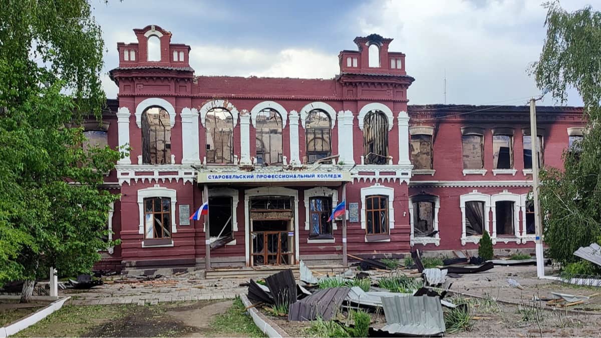 Разрушенное здание Старобельского колледжа, Луганская область, Украина, 22 мая 2026 года. Фото: Pavel Klimov / Reuters / Scanpix / LETA