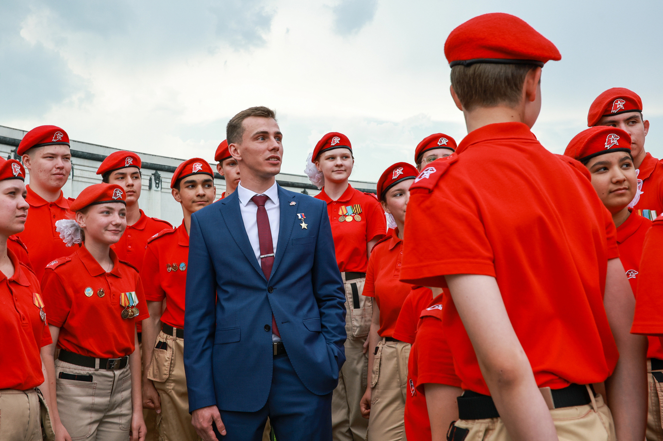 Владислав Головин и кадеты во время церемонии поднятия государственного флага России на Поклонной горе, 12 июня 2026 года. Фото: Михаил Терещенко / ТАСС / ZUMA Press / Scanpix / LETA