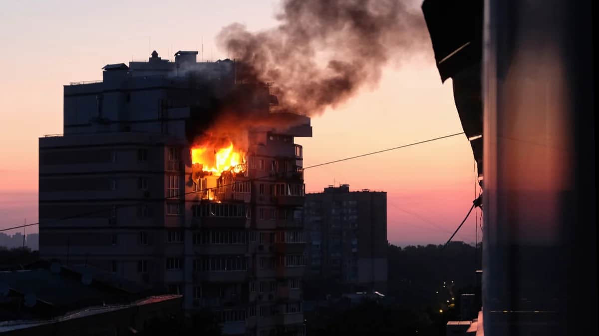 Пожар в жилом доме после удара российского дрона, Киев, 17 июня 2025 года. Фото: AP Photo / Scanpix / LETA