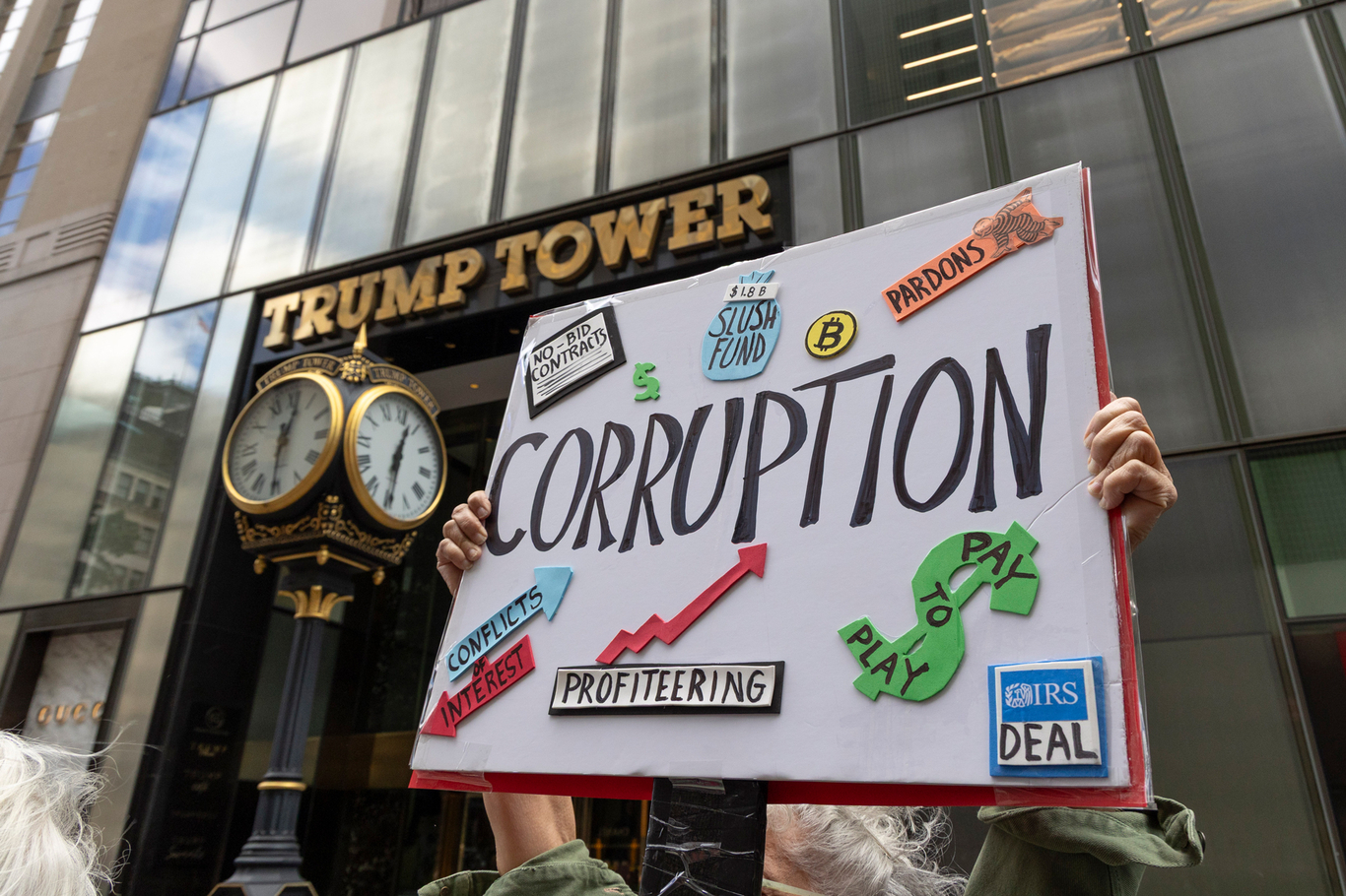 Участники акции протеста против Дональда Трампа перед башней Trump Tower, Нью-Йорк, США, 30 мая 2026 года. Фото: Gina M Randazzo / ZUMA Press Wire / Scanpix / LETA