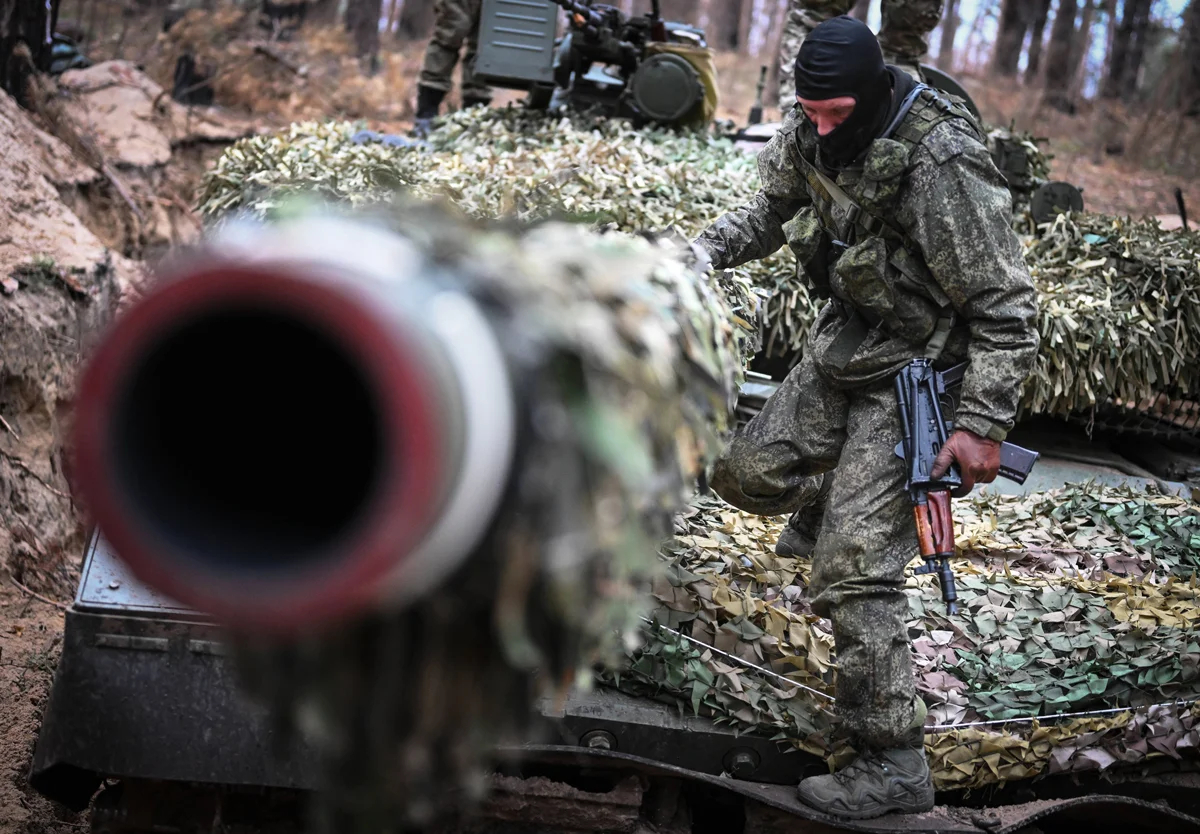 Российский военнослужащий на танке <em>Т-80</em> в районе Красного Лимана, Украина, 4 ноября 2023 года. Фото: Станислав Красильников / Спутник / Imago Images / Scanpix / LETA