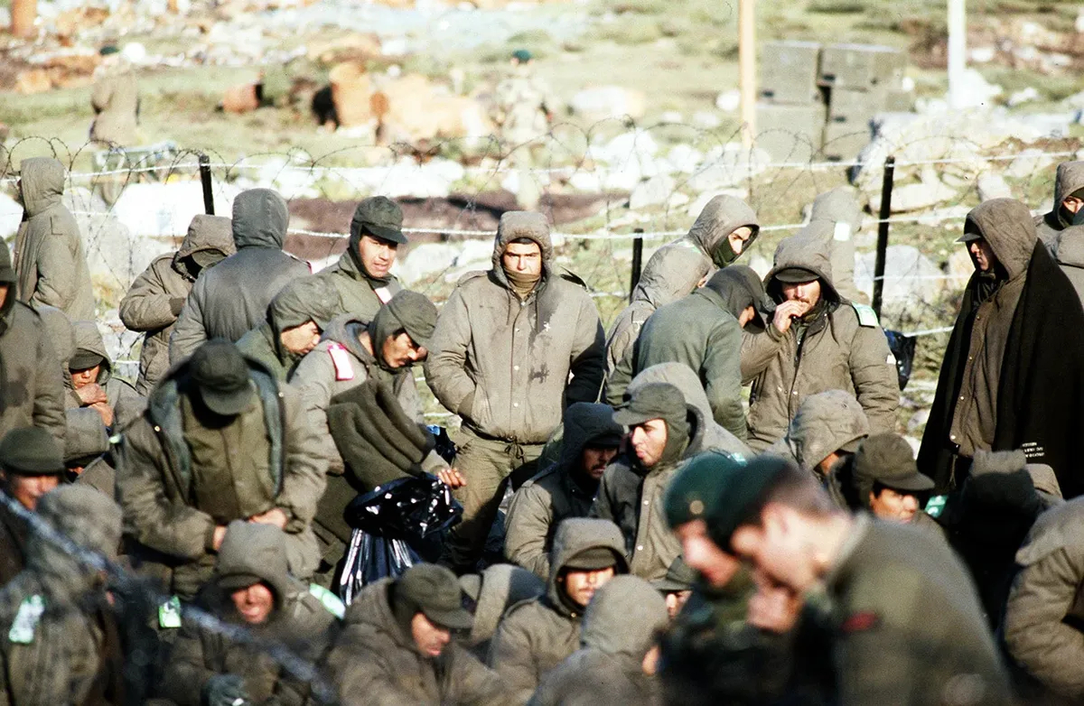 Аргентинские военнопленные, захваченные королевскими морскими пехотинцами Великобритании, 1 июня 1982 года. Фото: PA Images / Getty Images