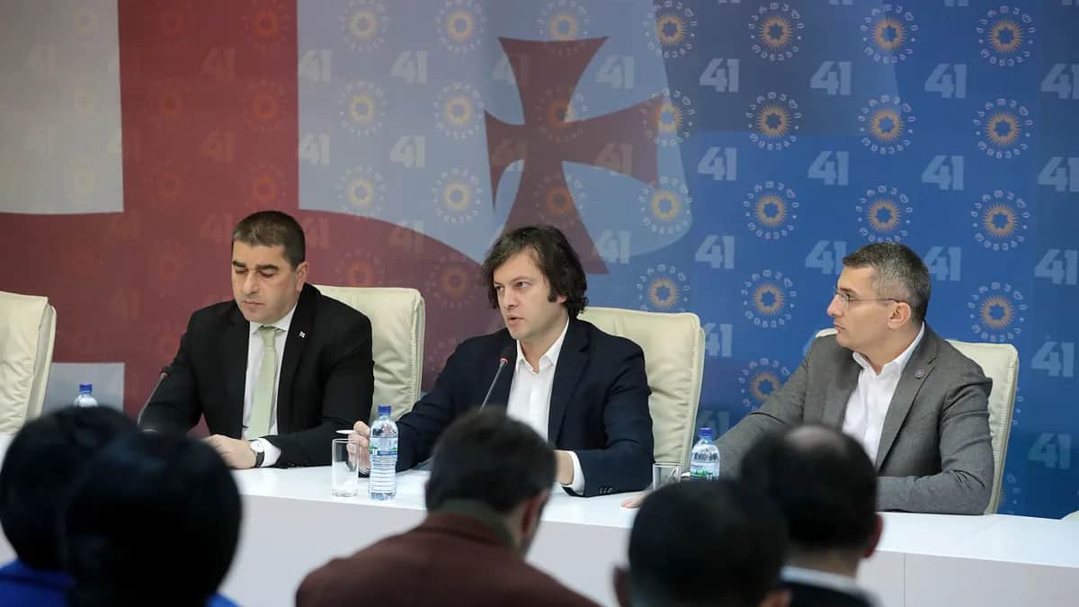 Заседание парламентского большинства в центральном офисе «Грузинской мечты». Фото: <a href="https://gd.ge/show-news/1683/%E2%80%9E%E1%83%A5%E1%83%90%E1%83%A0%E1%83%97%E1%83%A3%E1%83%9A%E1%83%98-%E1%83%9D%E1%83%AA%E1%83%9C%E1%83%94%E1%83%91%E1%83%98%E1%83%A1%E2%80%9C-%E1%83%AA%E1%83%94%E1%83%9C%E1%83%A2%E1%83%A0%E1%83%90%E1%83%9A%E1%83%A3%E1%83%A0-%E1%83%9D%E1%83%A4%E1%83%98%E1%83%A1%E1%83%A8%E1%83%98-%E1%83%A1%E1%83%90%E1%83%9E%E1%83%90%E1%83%A0%E1%83%9A%E1%83%90%E1%83%9B%E1%83%94%E1%83%9C%E1%83%A2%E1%83%9D-%E1%83%A3%E1%83%9B%E1%83%A0%E1%83%90%E1%83%95%E1%83%9A%E1%83%94%E1%83%A1%E1%83%9D%E1%83%91%E1%83%98%E1%83%A1-%E1%83%A1%E1%83%AE%E1%83%93%E1%83%9D%E1%83%9B%E1%83%90-%E1%83%92%E1%83%90%E1%83%98%E1%83%9B%E1%83%90%E1%83%A0%E1%83%97%E1%83%90.?lang=ge">сайт партии</a>