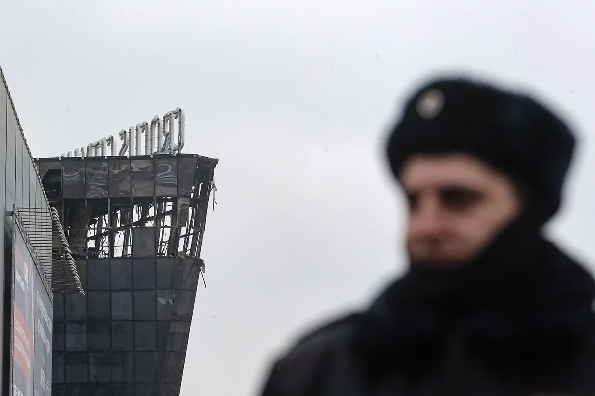 Полицейский охраняет территорию возле сгоревшей концертной площадки "Крокус Сити Холл" после теракта в Красногорске, Подмосковье, Россия, 23 марта 2024 года. Фото: Максим Шипенков/EPA-EFE