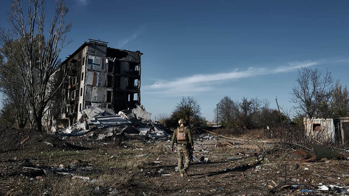 Полиция проводит эвакуационные мероприятия 30 октября 2023 года в Авдеевке, Украина. Фото: Влада Либерова / Libkos / Getty Images