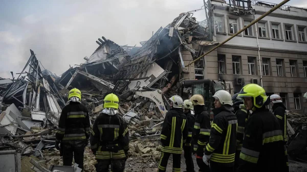 Пожарные тушат пожар в поврежденном доме после терактов в Одессе, Украина 19 июля 2023 года. Фото: State Emergency Service of Ukraine/ Pavlo Petrov