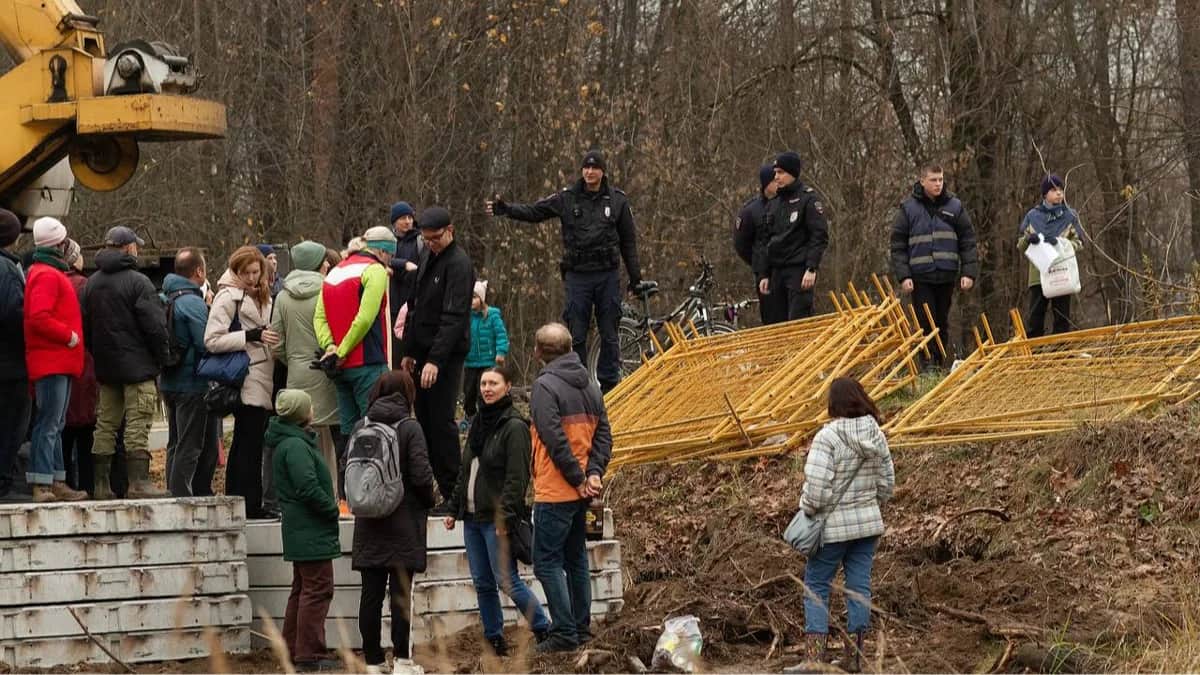 <span>Активисты, выступающие против строительства дороги через Лосиный остров, 2 ноября 2025 года. Фото: @korolevlosi /</span><a href="https://t.me/korolevlosi/1156" target="_blank">Telegram</a>