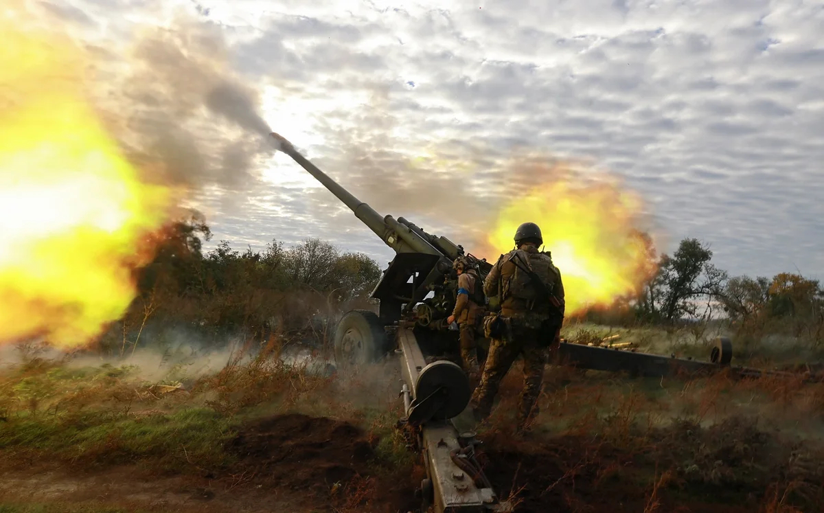 Украинские военные стреляют из захваченной российской гаубицы на передовой возле Купянска, Харьковская область, 6 октября 2022 года. Фото: Sergey Kozlov / EPA