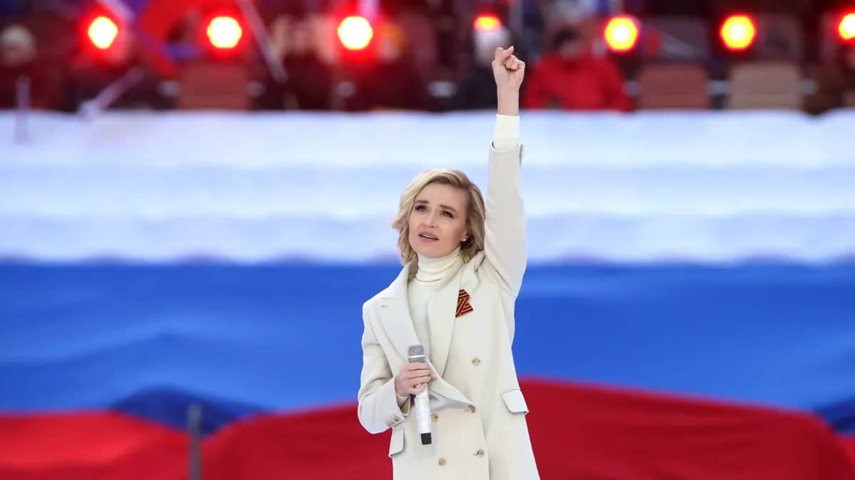 Российская певица Полина Гагарина во время концерта в честь годовщины присоединения Крыма к России, 18 марта 2022 года. Фото: Getty Images