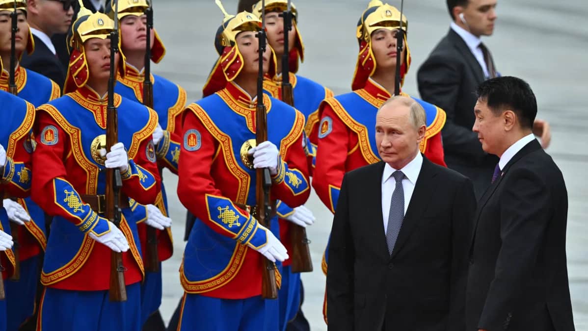 Владимир Путин и президент Монголии Ухнаагийн Хурэлсух на площади Сухэ-Батора в Улан-Баторе, Монголия, 3 сентября 2024 года. Фото: Кристина Кормилицына / Спутник / Kremlin / EPA-EFE