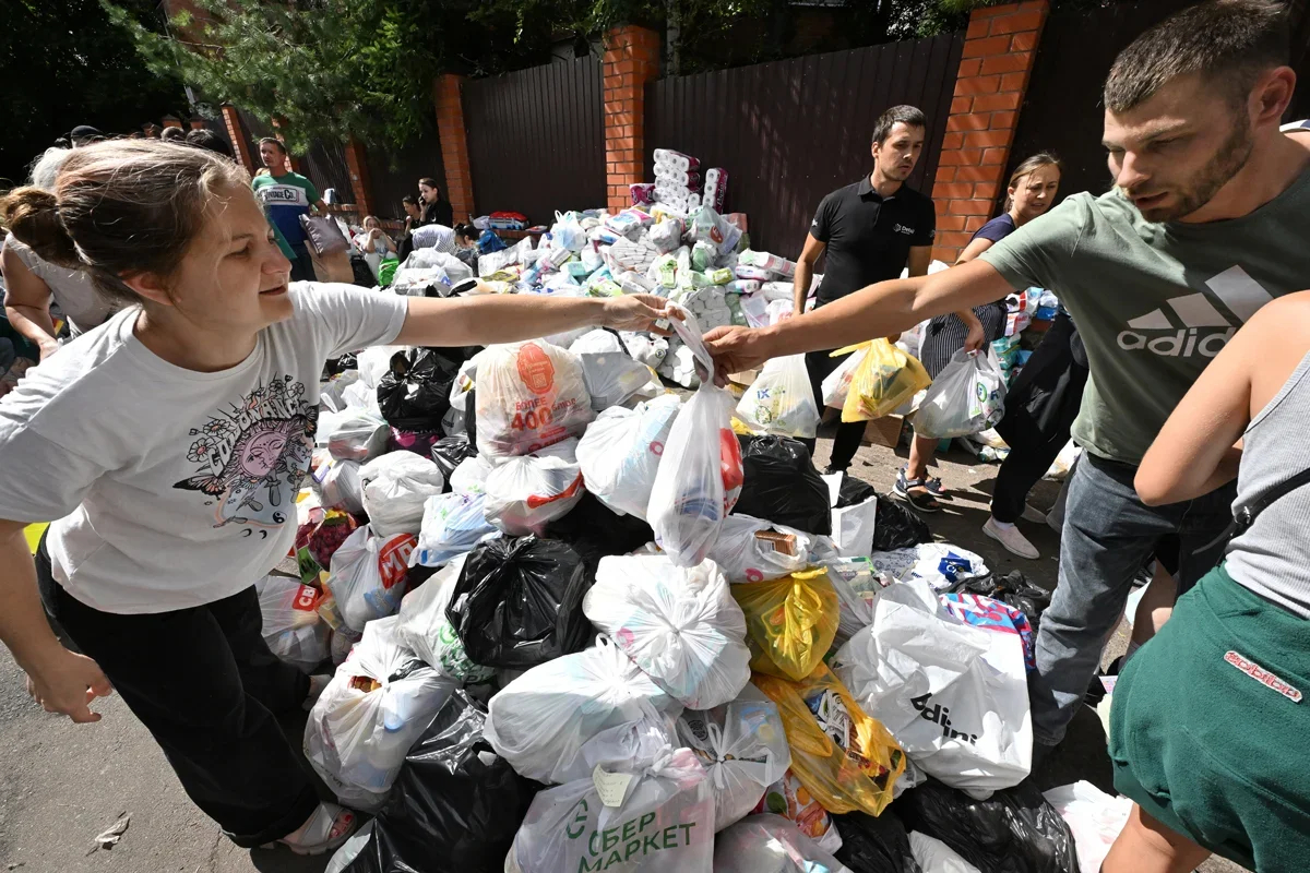 Volunteers collect aid for evacuees from the Kursk region, 8 August 2024. Photo: Anatoly Zhdanov / Kommersant / Sipa USA / Vida Press