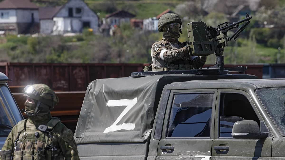 Российские военнослужащие, несущие охрану на территории грузового морского порта в Мариуполе, Украина, 29 апреля 2022 года. Фото: Сергей Ильницкий / EPA-EFE