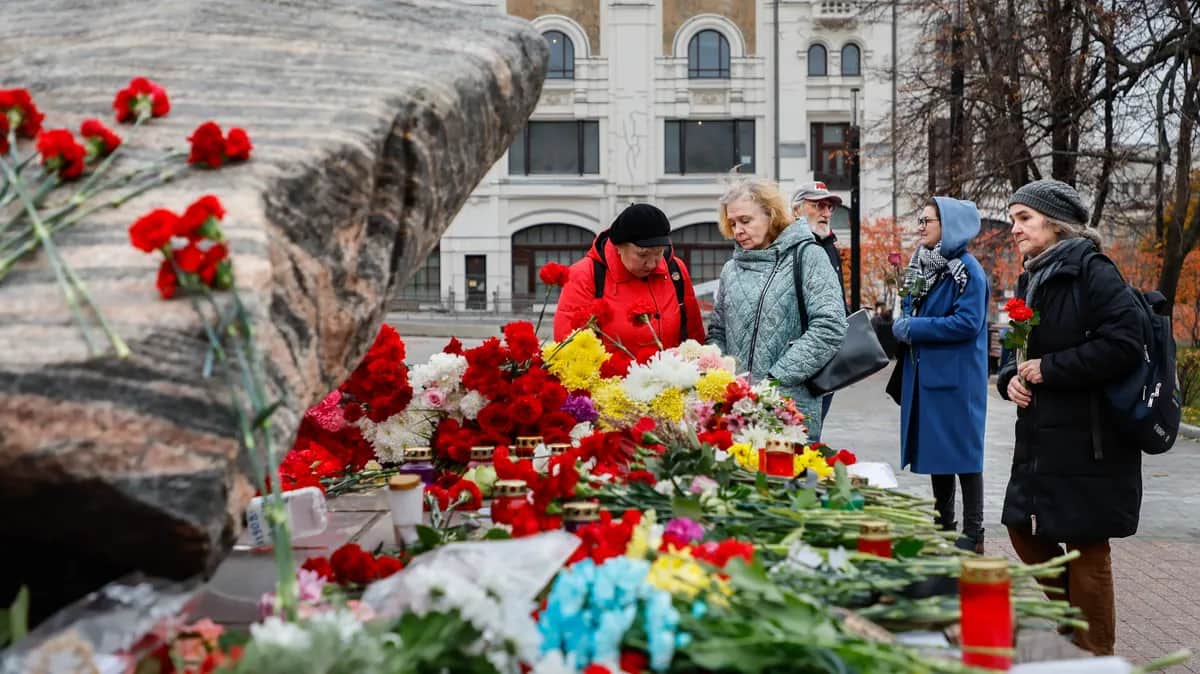 People pay their respects to those killed in Soviet-era repressions by the Solovetsky Stone in Moscow’s Lubyanka Square, 30 October 2024. Photo: EPA-EFE / YURI KOCHETKOV