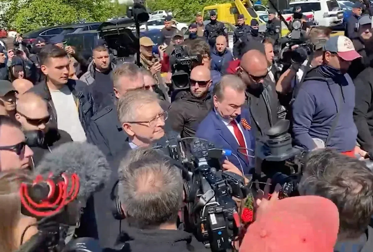 Sergey Andreev approaching the Memorial to Soviet Soldiers in Warsaw. Photo: screenshot from the video