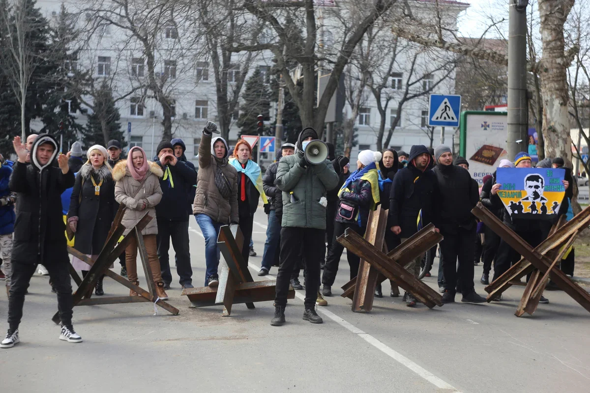 Demonstrators protest against the Russian military occupation of Kherson, in southeastern Ukraine, 18 March 2022. Photo: Oleksandr Chornyi / AP Photo / Scanpix / LETA