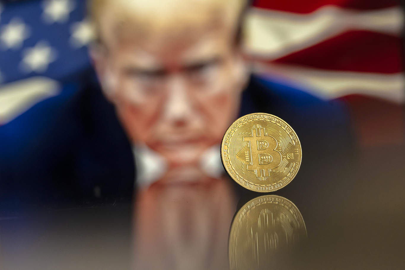 Символический биткоин на фоне изображения Дональда Трампа. Фото: Pablo Gianinazzi / EPA<br>