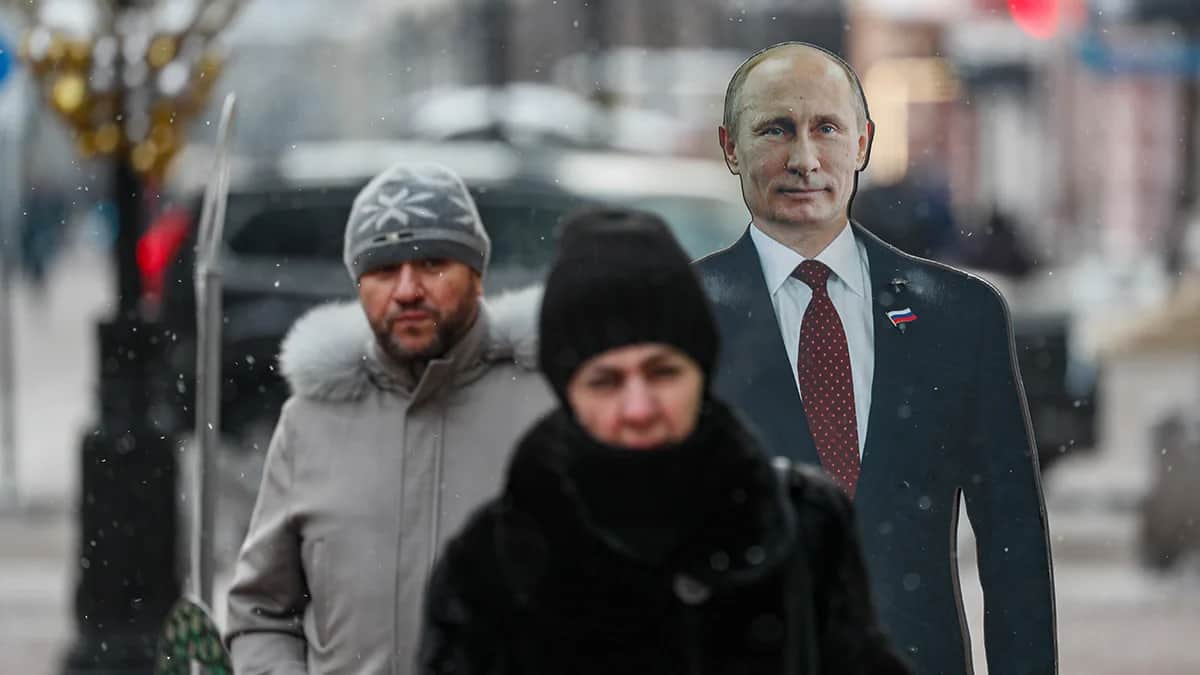 Картонная фигура президента России Владимира Путина в центре Москвы. Фото: Юрий Кочетков / EPA-EFE