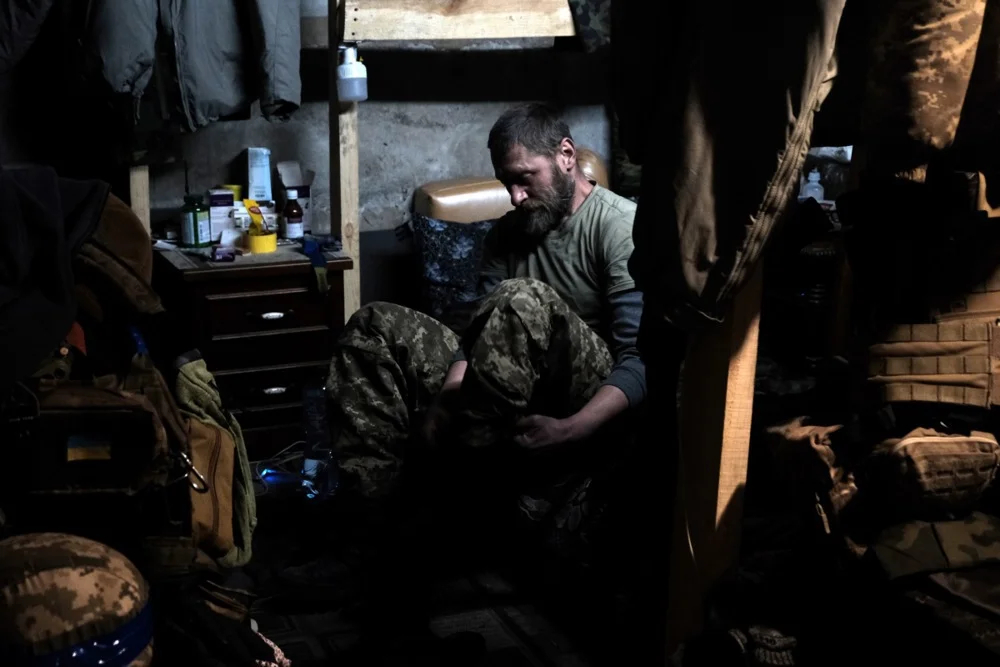 A Ukrainian soldier gets dressed near the Donetsk region town of Vuhledar, Ukraine, 7 March 2023. Photo: EPA-EFE/MARIA SENOVILLA