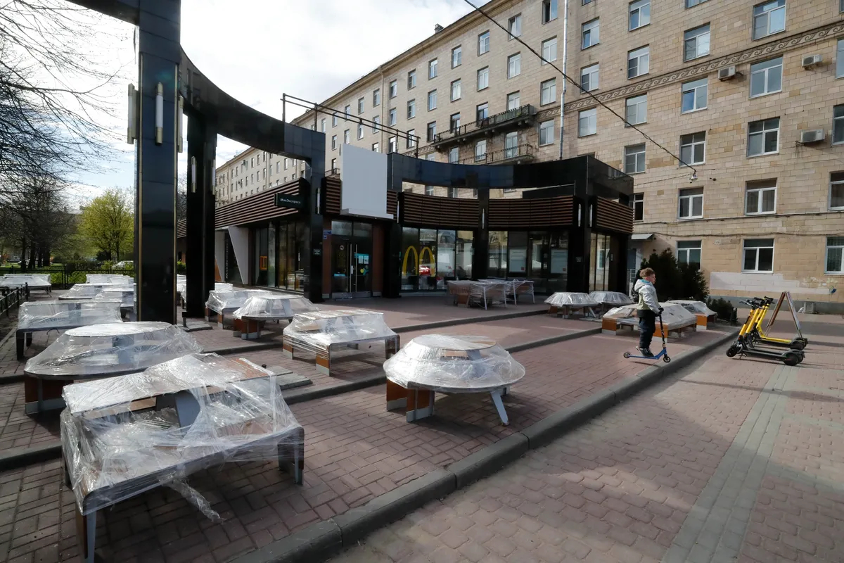 Outdoor tables wrapped in plastic at a closed McDonald’s restaurant in St. Petersburg, 15 May 2022. Photo: EPA-EFE/ANATOLY MALTSEV