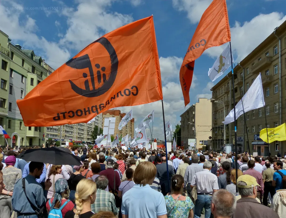 Флаги движения «Солидарность» на шествии «За вашу и нашу свободу», названном также «Марш против палачей». Москва, 12 июня 2013 года. Фото: <a href="https://commons.wikimedia.org/w/index.php?curid=26818383">Wikimedia Commons</a>, CC BY-SA 3.0