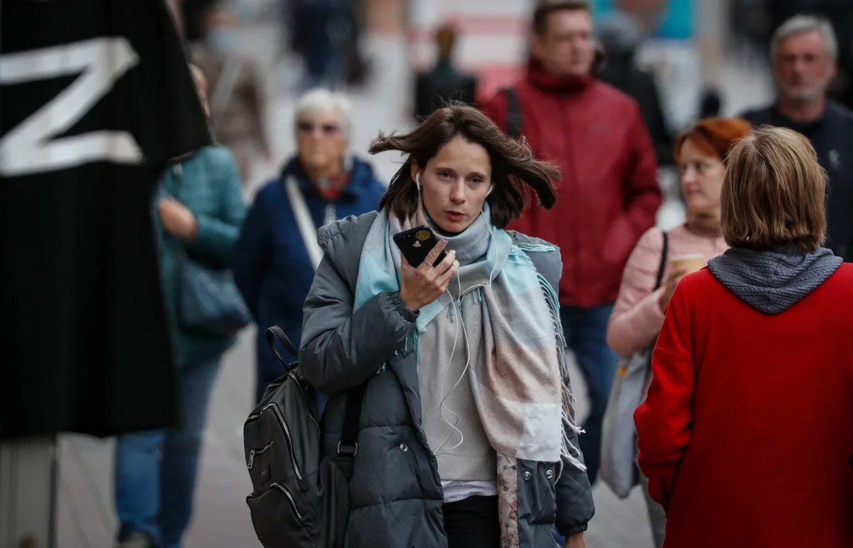 People pass a T-shirt emblazoned with the pro-war Z symbol on sale at a store in Moscow, 13 September 2022. Photo: Yuri Kochetkov / EPA-EFE