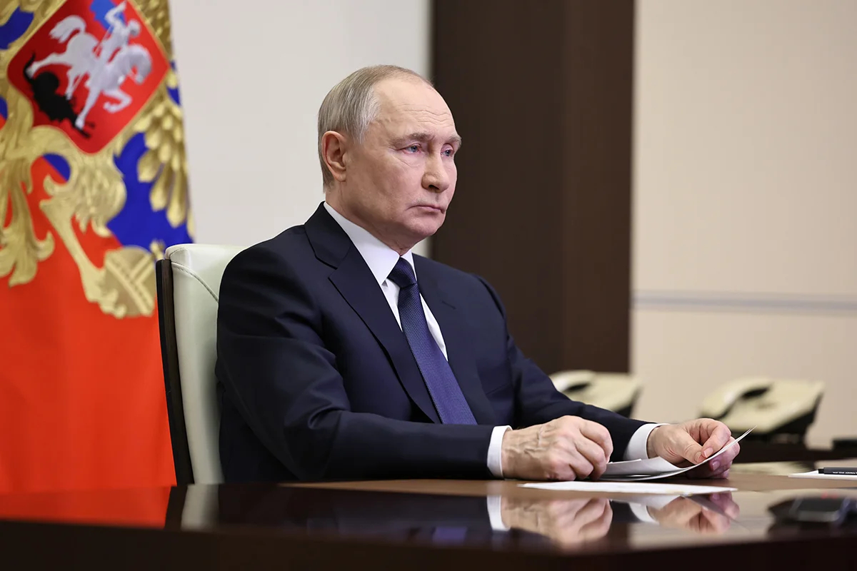 Владимир Путин проводит совещание в режиме видеоконференции с начальником Генштаба ВС РФ Валерием Герасимовым в резиденции Ново-Огарево под Москвой, Россия, 26 апреля 2025 года. Фото: Александр Казаков / EPA-EFE