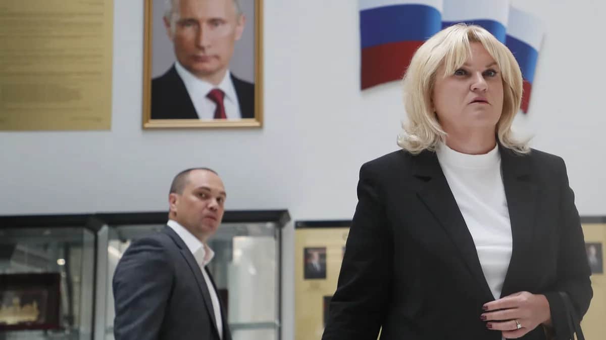 Адвокаты Навального Ольга Михайлова (справа) и Вадим Кобзев (сзади) перед заседанием суда по рассмотрению апелляционной жалобы на приговор Алексею Навальному по делу об экстремизме, Москва, 26 сентября 2023 года. Фото: Максим Шипенков / EPA