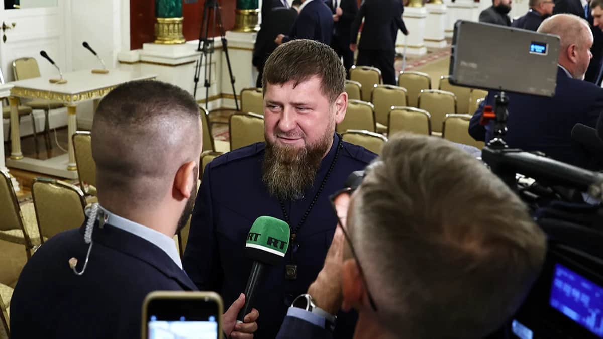 Глава Чеченской Республики России Рамзан Кадыров беседует с журналистами после встречи с президентом России Владимиром Путиным и наследным принцем и премьер-министром Бахрейна Салманом бен Хамадом бен Исой Аль Халифой в Кремле в Москве, Россия, 23 мая 2024 года. Фото: Михаил Терещенко / Sputnik / Scanpix / LETA