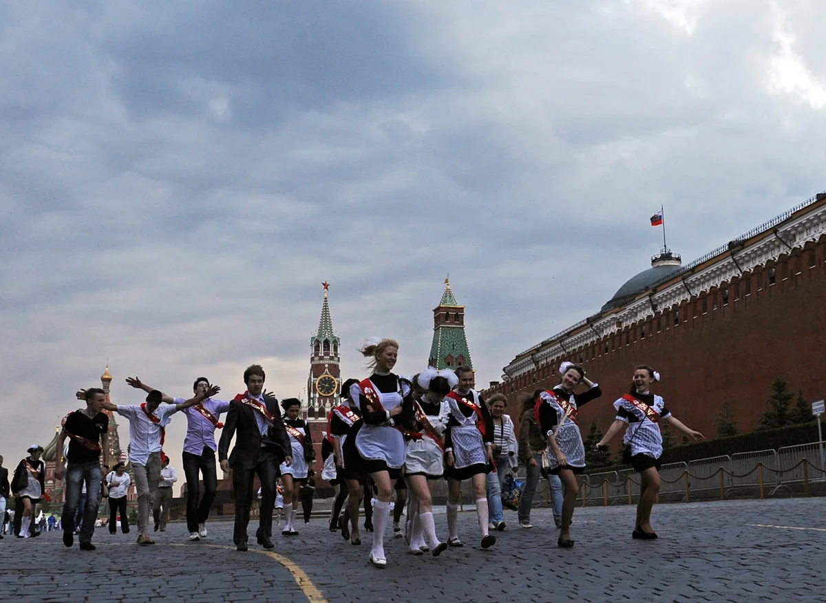 Выпускники празднуют окончание школы на Красной площади в Москве, 25 мая 2011 года. Фото: Николай Корчеков / Reuters / Scanpix / LETA