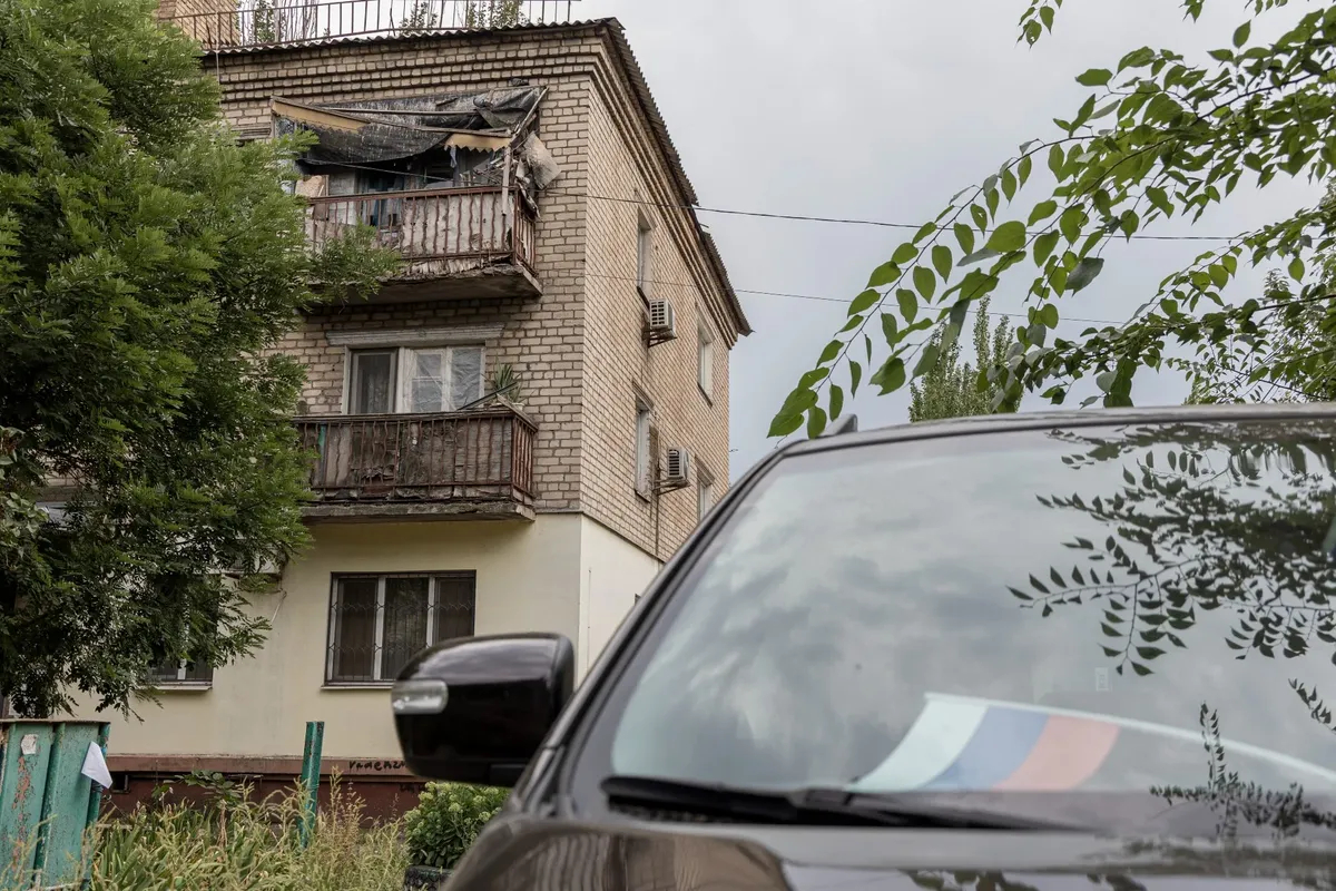 В домах рядом с портом выбиты стекла. Фото: Арден Аркман / специально для «Новой газеты. Европа»