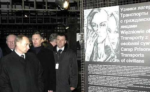 Владимир Путин осматривает музейную экспозицию в блоке 14 лагеря Освенцим. Фото: <a href="http://www.kremlin.ru/events/president/news/32660">Kremlin</a>