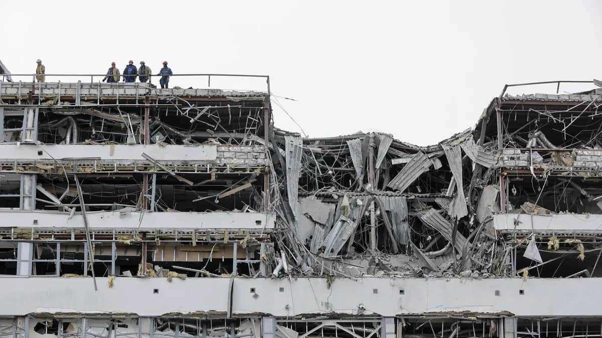 The aftermath of a missile strike on a building in Kyiv, Ukraine, 6 April 2025. Photo: EPA-EFE/SERGEY DOLZHENKO