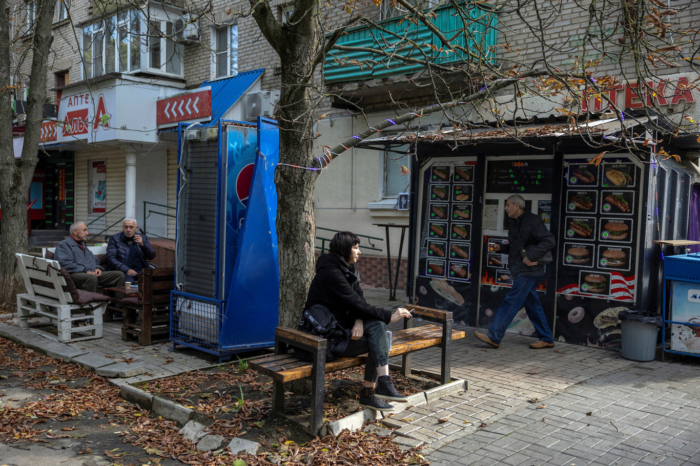 Местные жители у уличного киоска. Херсон, Украина. 28 октября 2026 года. Фото: Thomas Peter / Reuters / Scanpix / LETA
