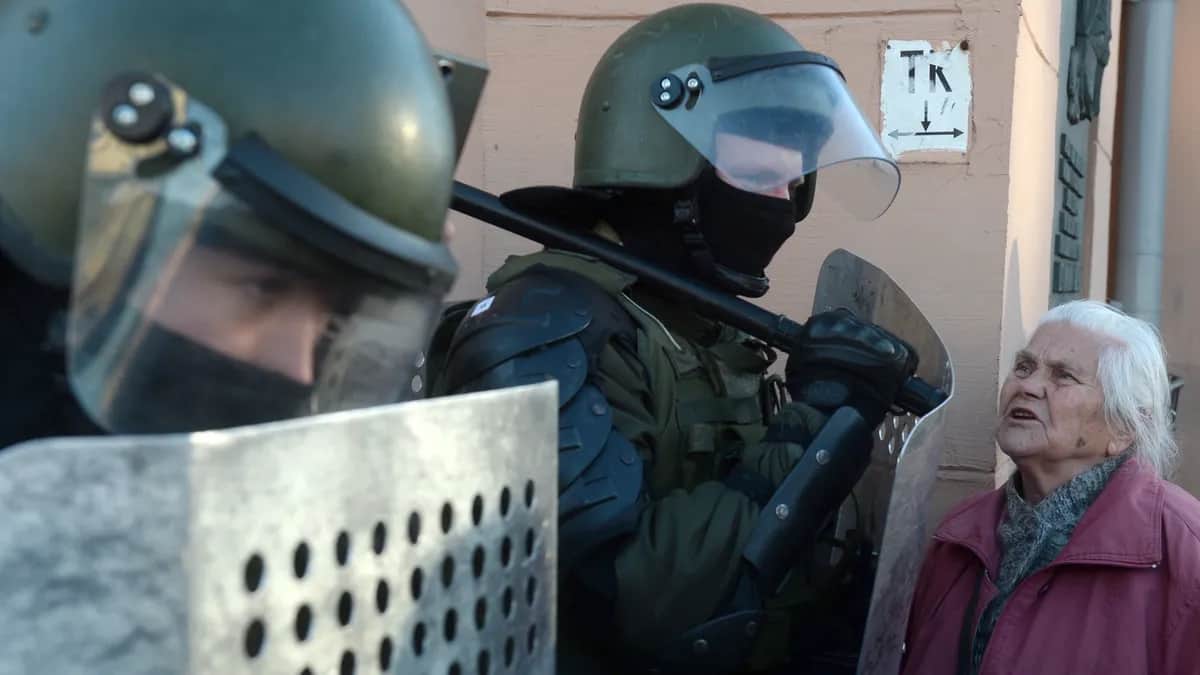 An elderly woman attempts to reason with Belarusian riot police during a protest against the stolen presidential election in Minsk, Belarus, 20 September 2020. Photo: EPA-EFE