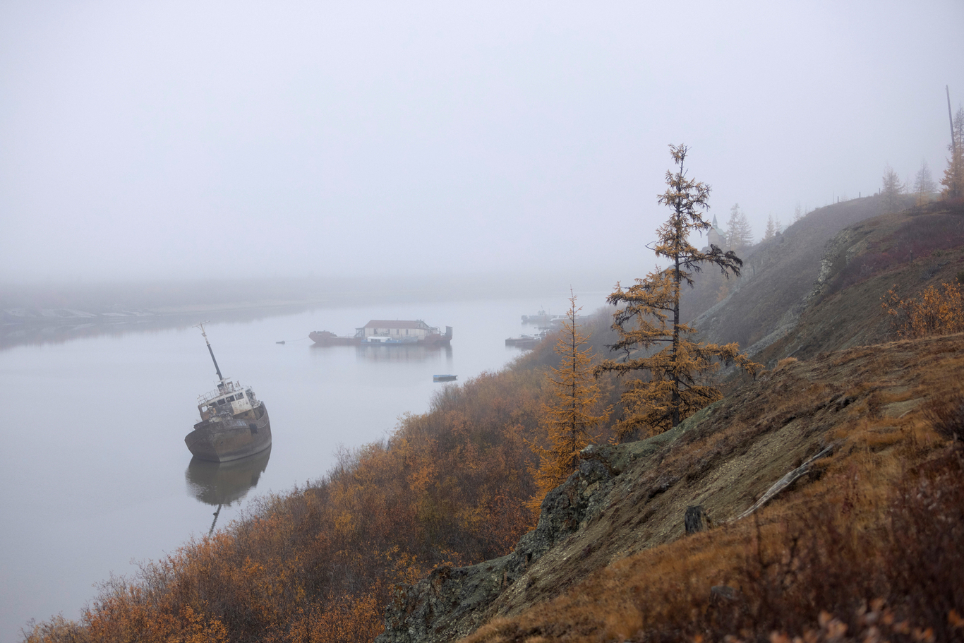 Заброшенное судно на водоеме неподалеку от Северо-Восточной научной станции в окрестностях поселка Черский, Республика Саха (Якутия), 14 сентября 2021 года. Фото: Максим Шеметов / Reuters / Scanpix / LETA