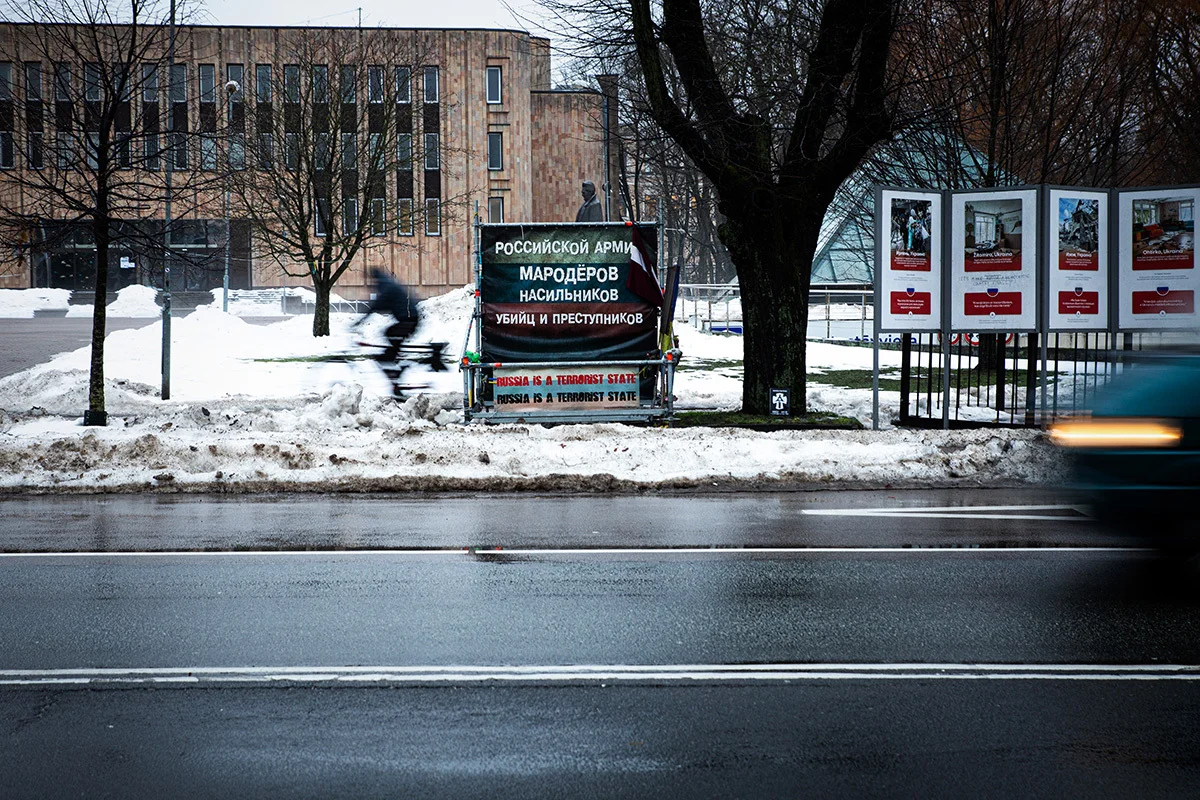 Плакат «Российской армии мародеров, насильников, убийц и преступников» напротив здания посольства, 18 декабря 2023 года. Фото: Владислав Докшин / «Новая-Европа»