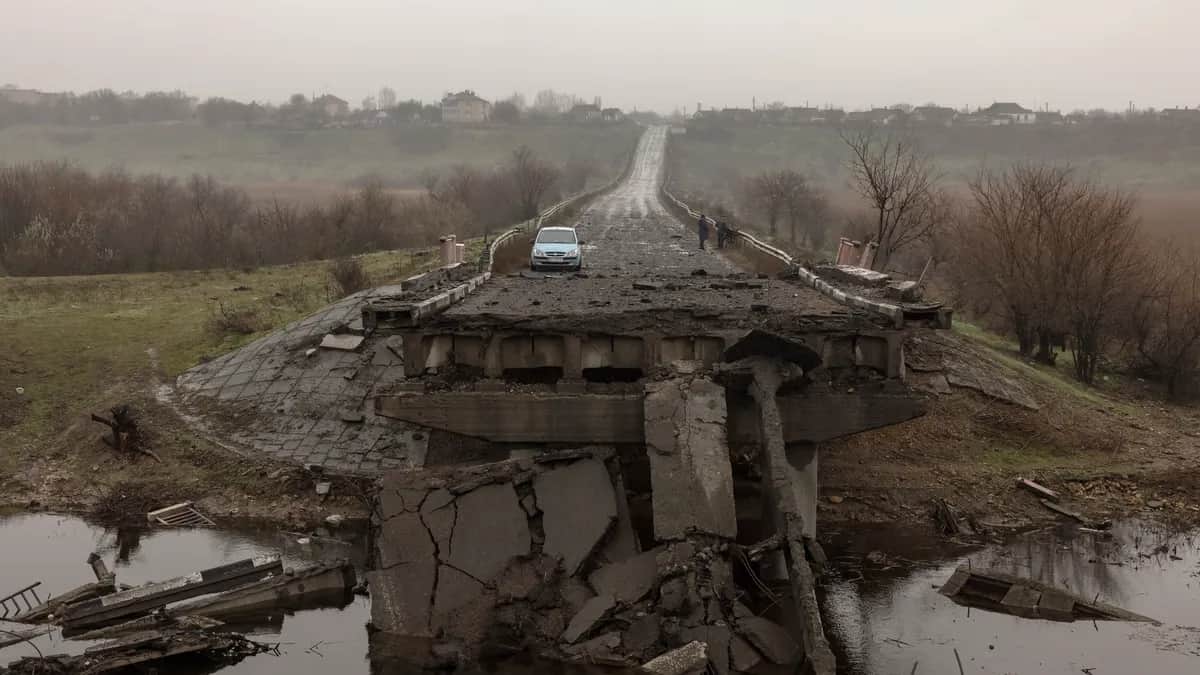 The remains of a bridge blown up by retreating Russian forces outside the city of Kherson in southeastern Ukraine, 26 November 2022. Photo: EPA-EFE / ROMAN PILIPEY