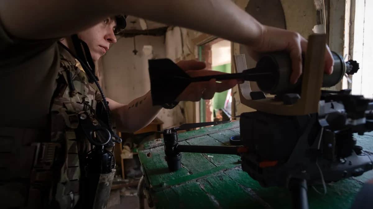 A Ukrainian intelligence soldier attaches an explosive shell to an attack drone in the town of Chasiv Yar, in Ukraine’s Donetsk region, 11 September 2024. Photo: EPA-EFE/MARIA SENOVILLA