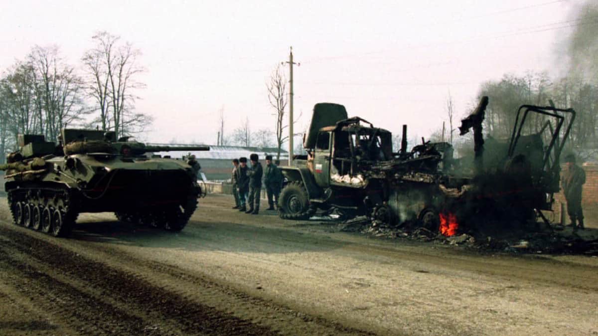 Горящий грузовик российских военных, Ингушетия, 12 декабря 1994 года. Фото: Виктор Коротаев / Reuters / Scanpix / LETA