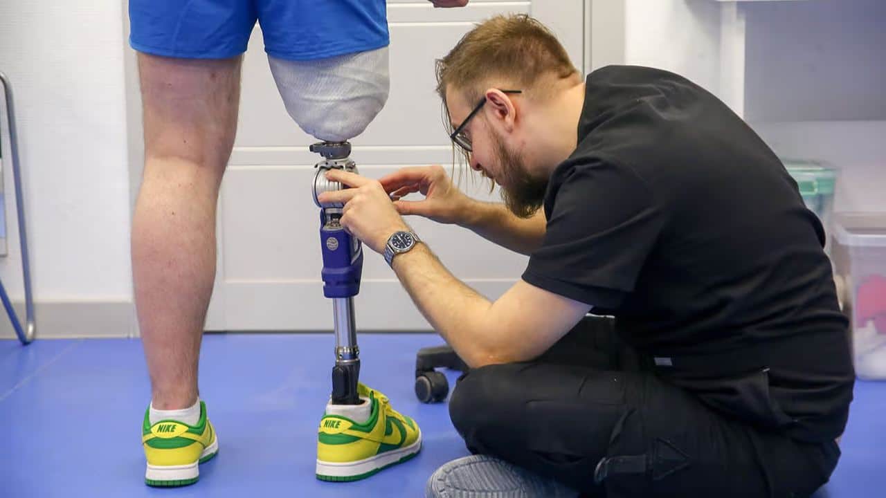 A rehabilitation session with a Russian army veteran at a prosthetics centre in Moscow, 14 November 2024. Photo: Sergei Vedyashkin / Moskva News Agency