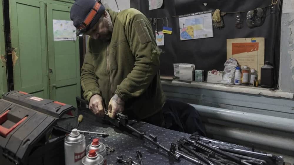 A serviceman of Ukraine’s 80th Air Assault Brigade repairs weapons at his position near a frontline in the Donetsk area, Ukraine, 16 March 2024. Photo: EPA-EFE/YAKIV LIASHENKO