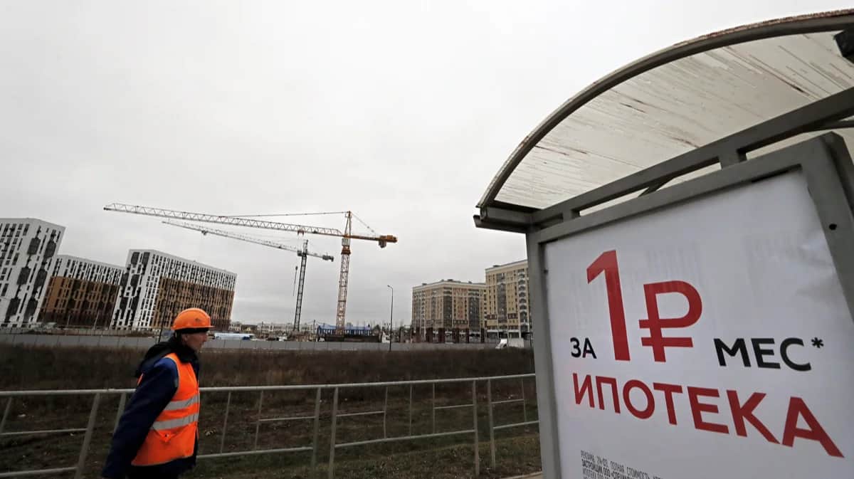 Реклама ипотеки на фоне стройки нового микрорайона в Москве, 3 ноября 2023 года. Фото: Максим Шипенков / EPA-EFE