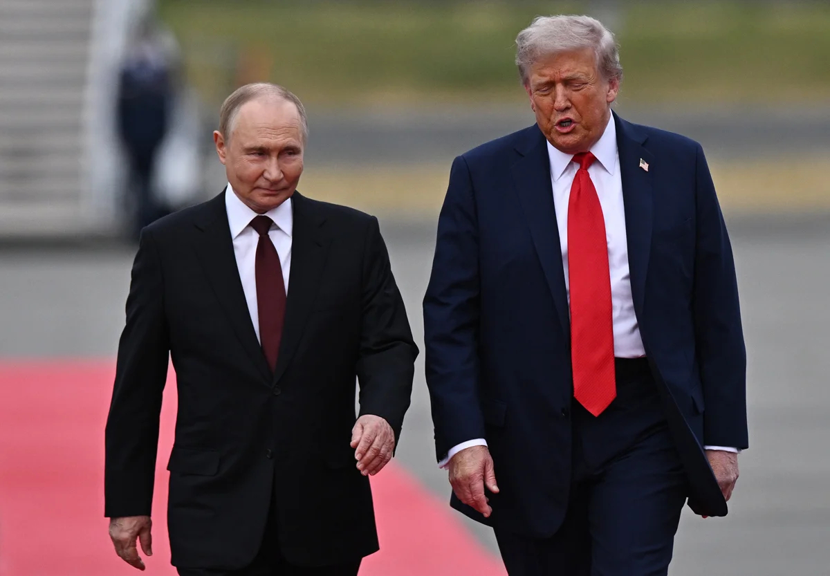 Президент США Дональд Трамп приветствует Владимира Путина перед началом переговоров в Анкоридже, Аляска, США, 15 августа 2025 года. Фото: Сергей Бобылев / Спутник / Kremlin / EPA 