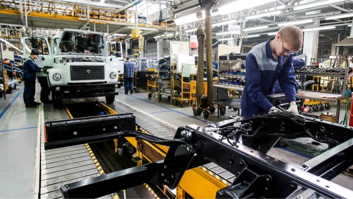 Сотрудники Горьковского Автомобильного Завода (ГАЗ) в Нижнем Новгороде, 16 апреля 2019 года. Фото: Максим Шеметов / Reuters / Scanpix / LETA