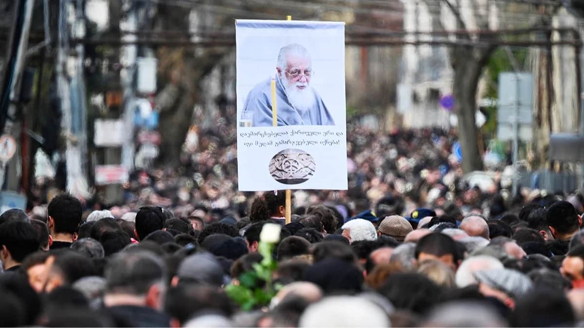 Люди у кафедрального собора Святой Троицы, чтобы выразить свое почтение скончавшемуся Католикосу-Патриарху Грузии Илии II в Тбилиси, Грузия, 22 марта 2026. Фото: Kirill Zykov / IMAGO / SNA / Scanpix / LETA