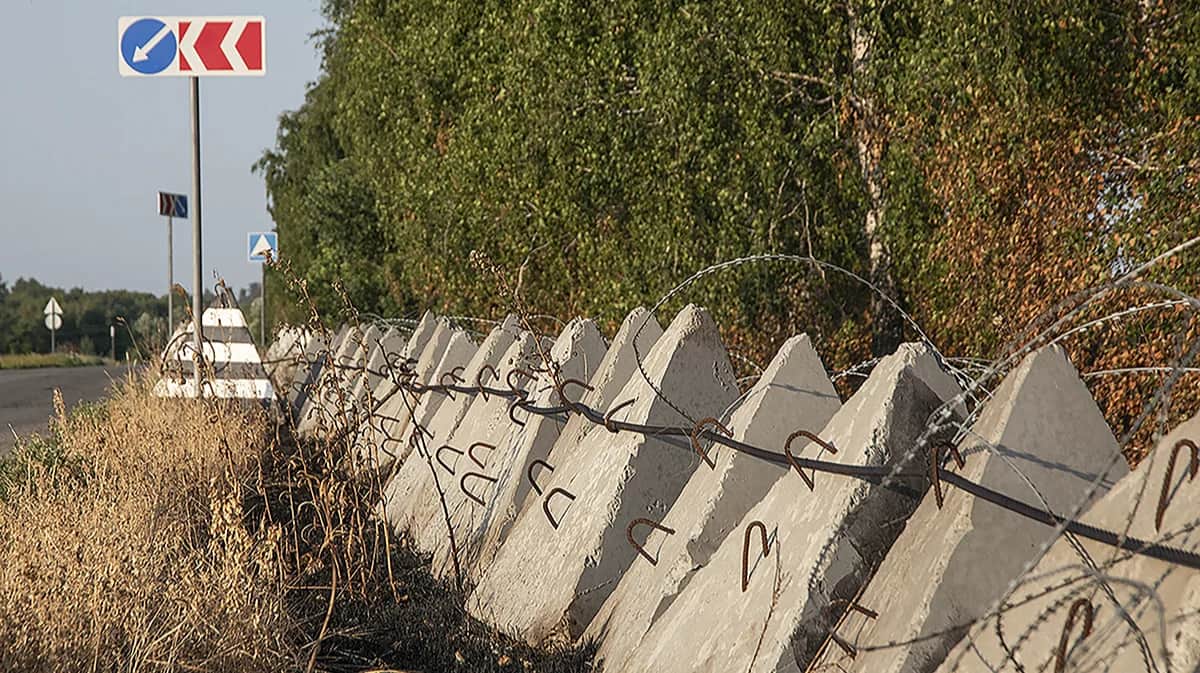 Заграждение «Зубы дракона» на въезде в село Безымено. Фото: Анатолий Ольшанский