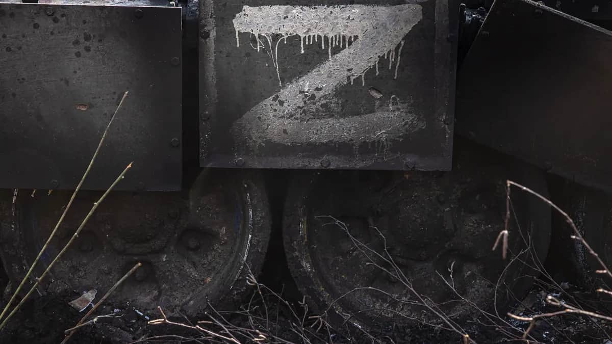 Подбитый российский танк с буквой «Z» рядом с поврежденными домами в селе Малый Роган, недалеко от Харькова, Украина. Фото: Роман Пилепей / EPA-EFE