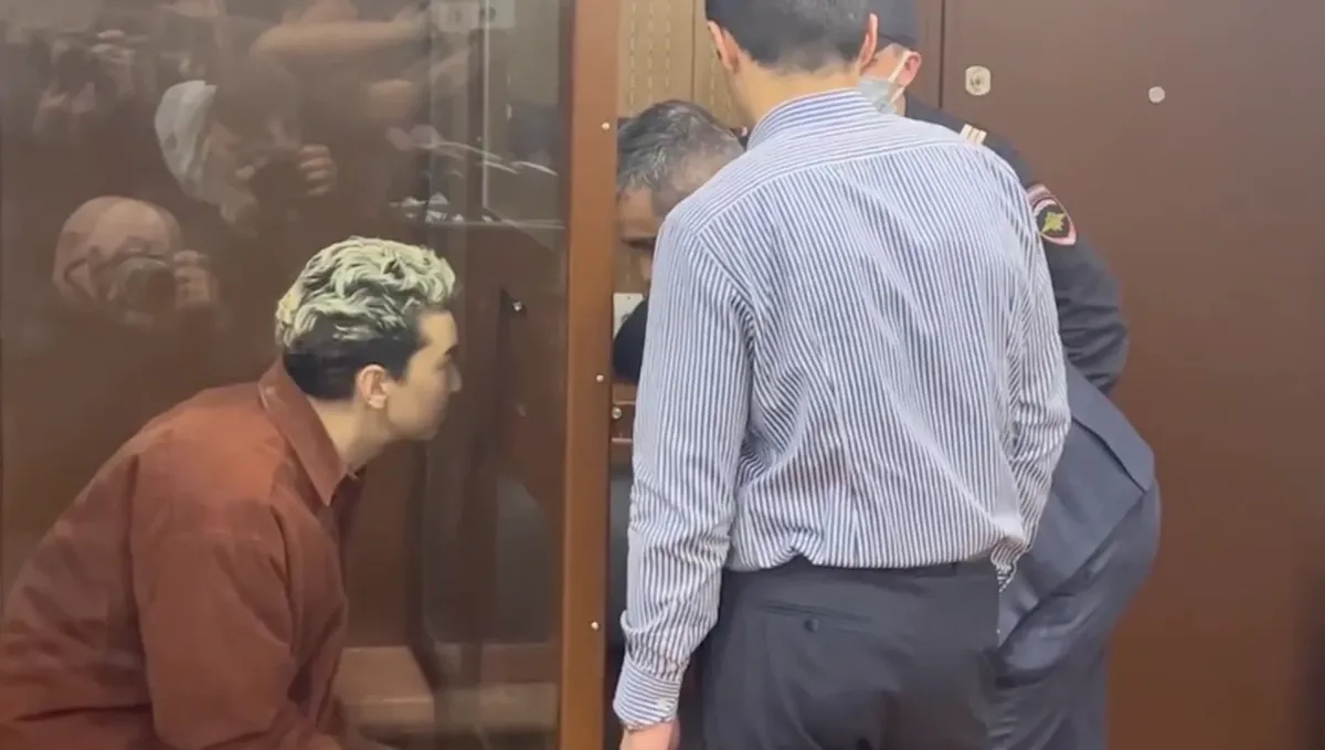 Ариан Романовский на заседании суда. Фото: скрин <a href="https://t.me/ostorozhno_novosti/12232">видео</a>