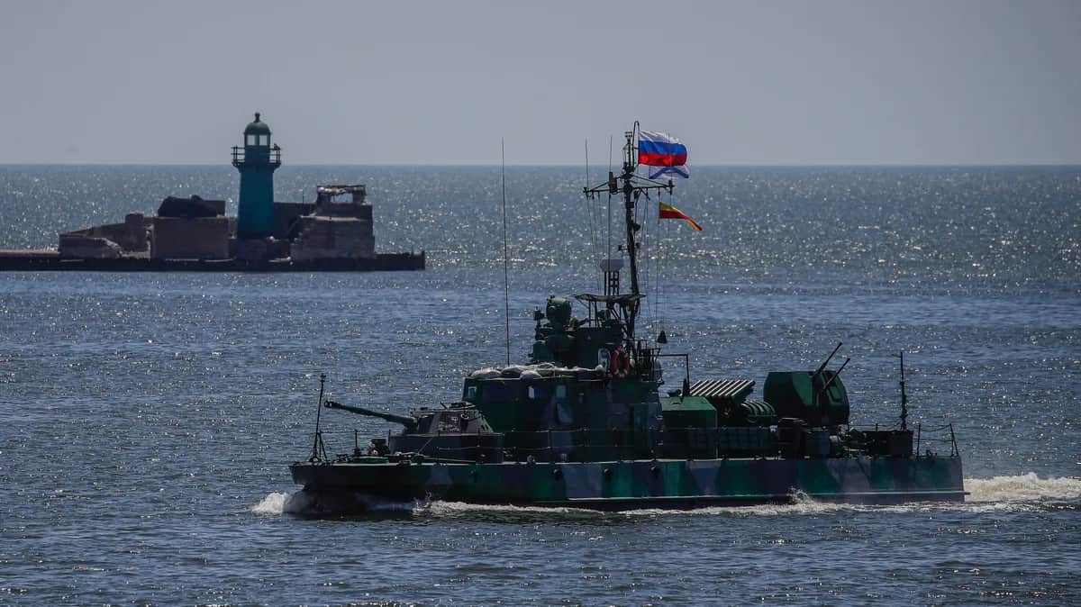 A Russian naval vessel guards the occupied port of Mariupol, Ukraine, 12 June 2022. Photo: EPA-EFE / SERGEI ILNITSKY