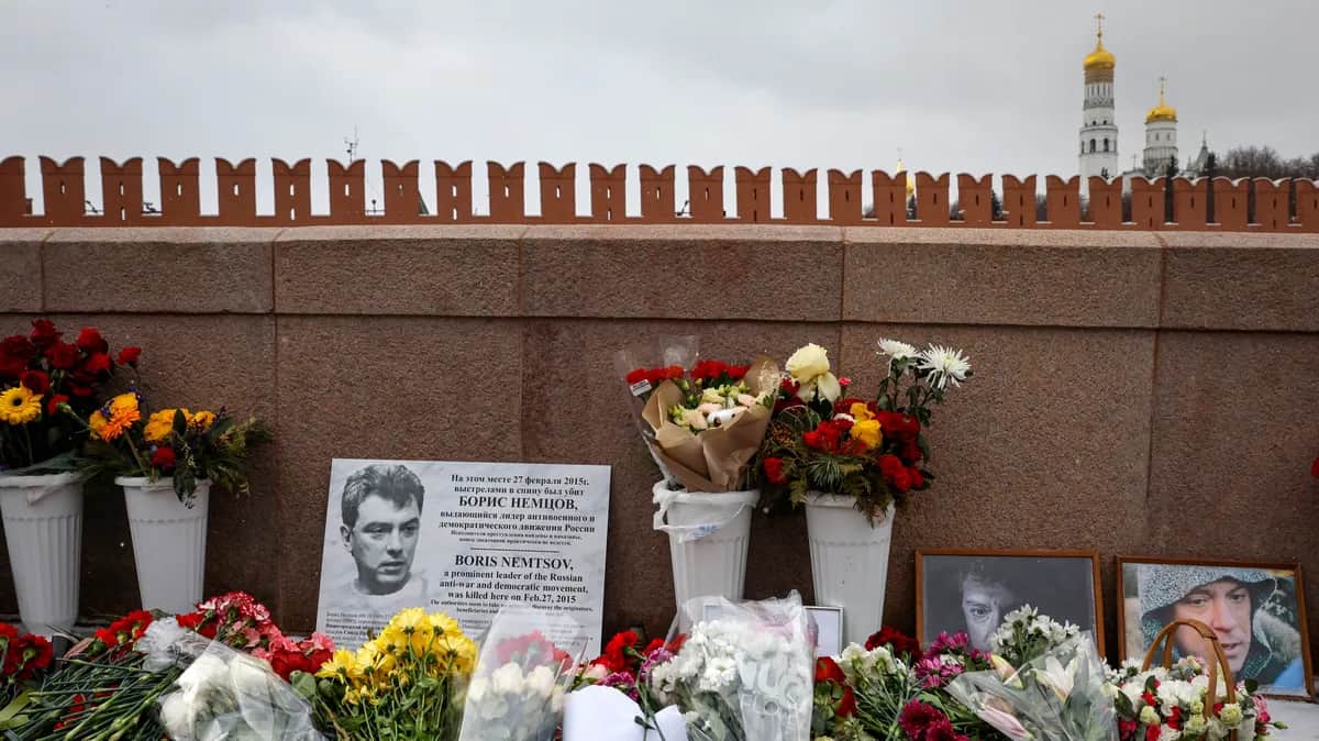 The Nemtsov Bridge memorial on 27 February 2023. Photo: EPA-EFE/SERGEI ILNITSKY
